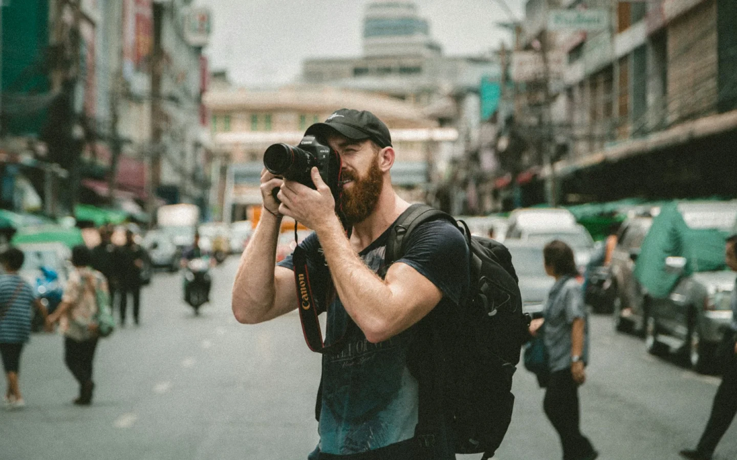Şehir çekiminde profesyonel fotoğraf makinesi kullanan fotoğrafçı