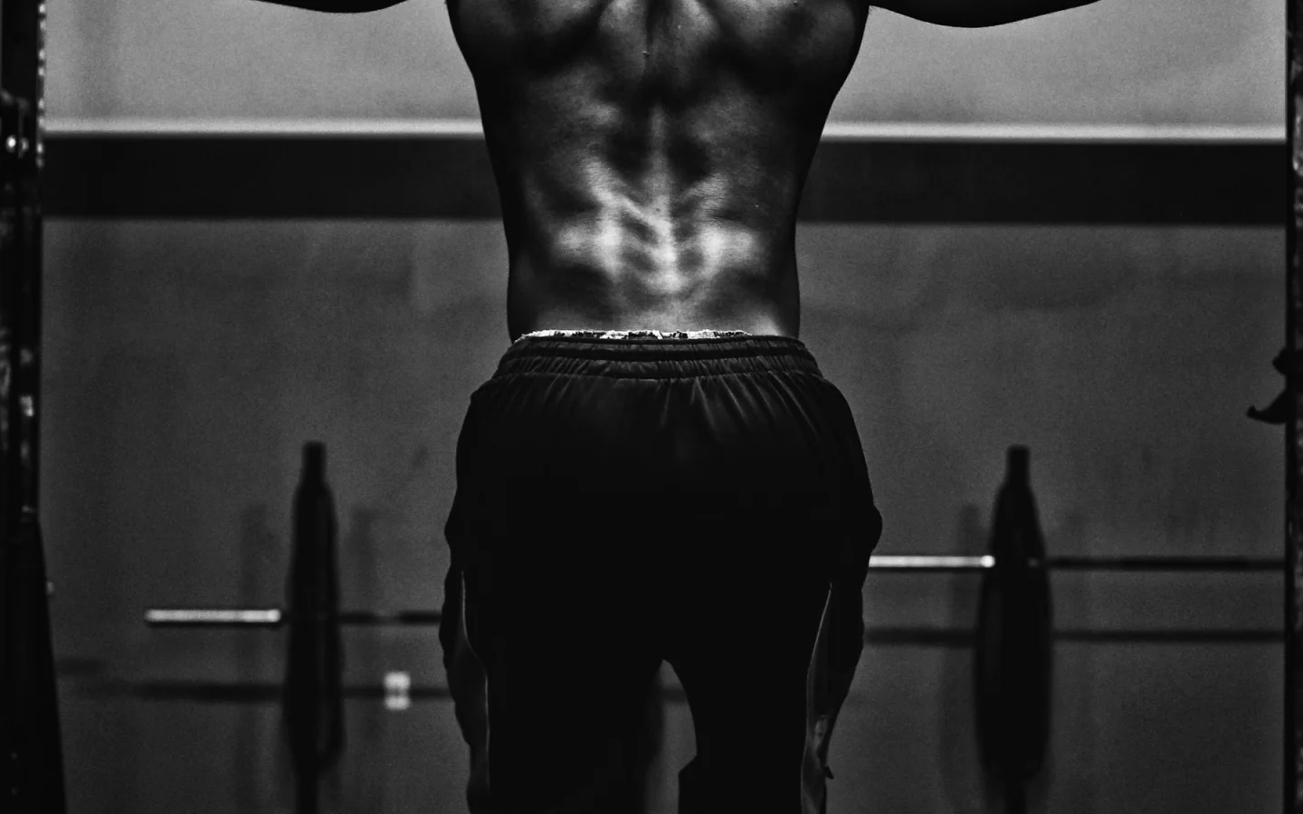 Spor salonunda antrenman yapan sağlıklı yaşam danışanı